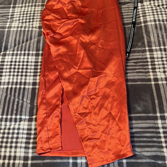 HP!! 🎉 NWT Rust satin one shoulder ruched midi dress - Picture 3 of 4